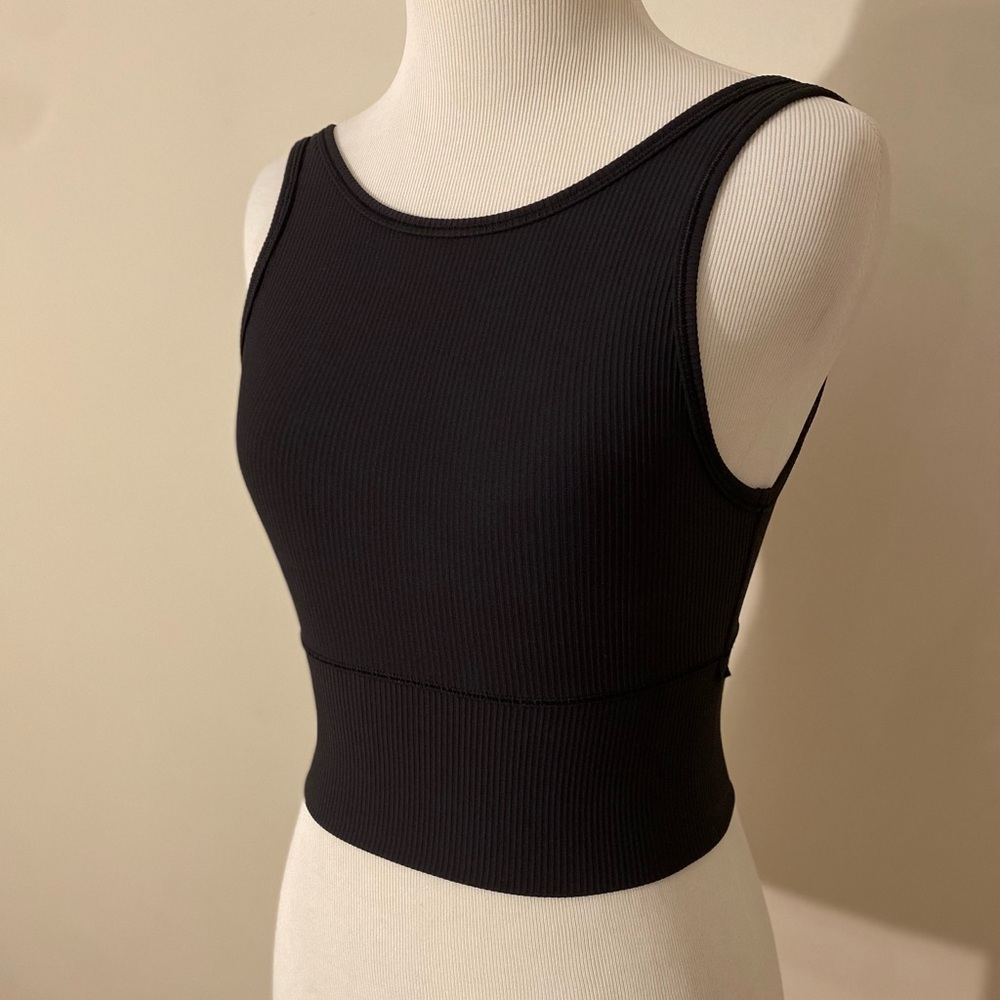 Lululemon black ribbed cropped tank top with v back top. Size 4. EUC.